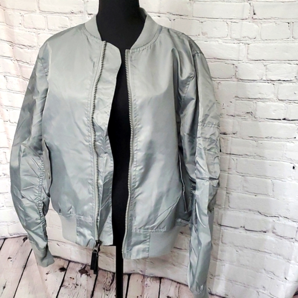 Light grey jacket with wind-breaker material, lined inside